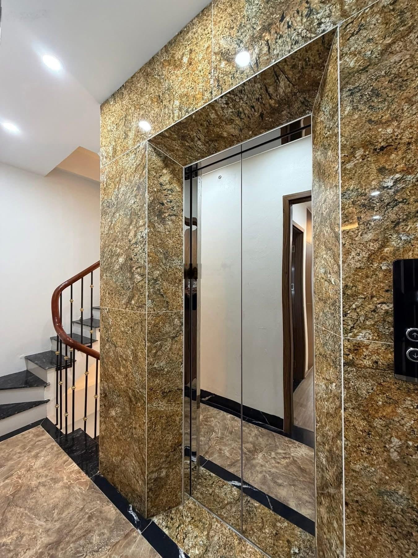 kinh doanh phố Thanh Nhàn thang máy nhập khẩu nông thông tứ tung 48m x5T giá hơn 9 tỷ có TL