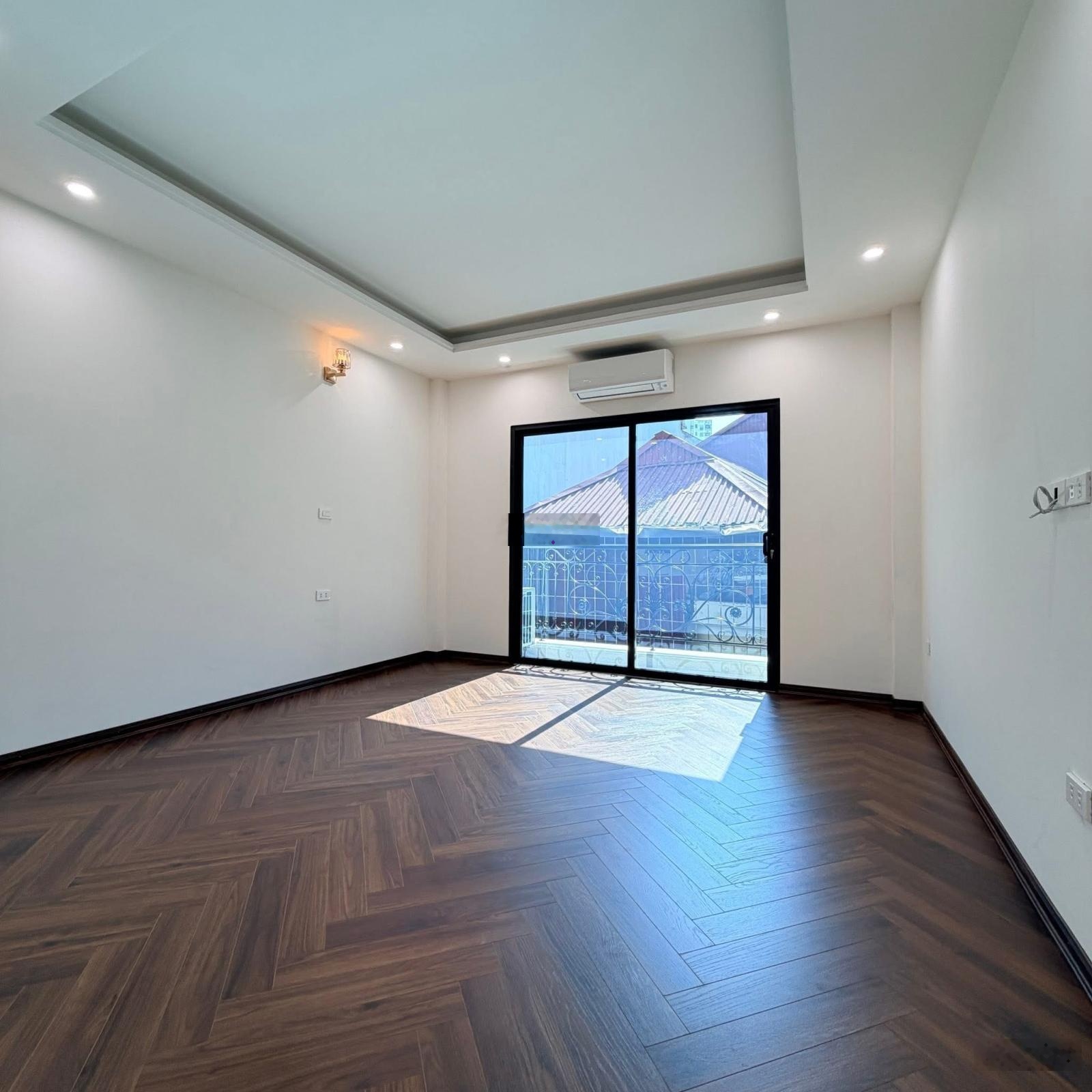 Ngõ ô tô phi phố Minh Khai thang máy nguyên chiếc thông 2 đầu 44m x5T giá hơn 8 tỷ có TL