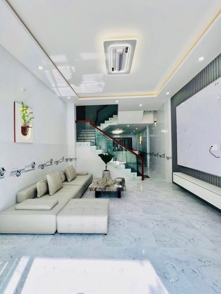 Bán nhà 4 tầng Quy Nhơn, gần trung tâm, tiện ích xung quanh đầy đủ, giá 4.6 tỷ