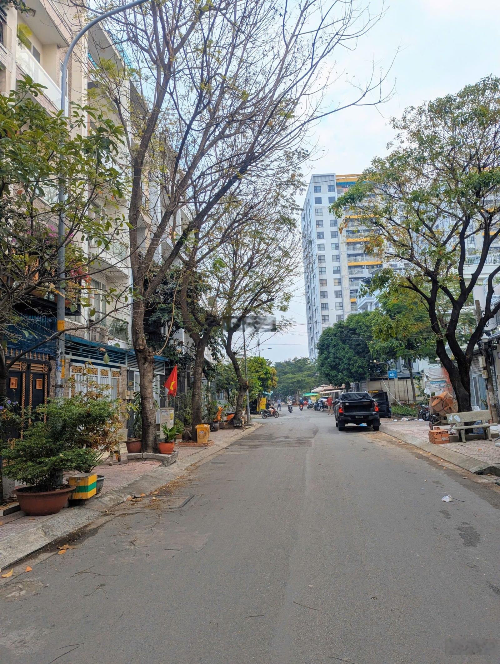 GIẢM 400 TRIỆU, CHỈ CÒN 8,1 TỶ - Lô đất vị trí cực đẹp, 2 mặt tiền đường chính 12m khu Saigon Coop