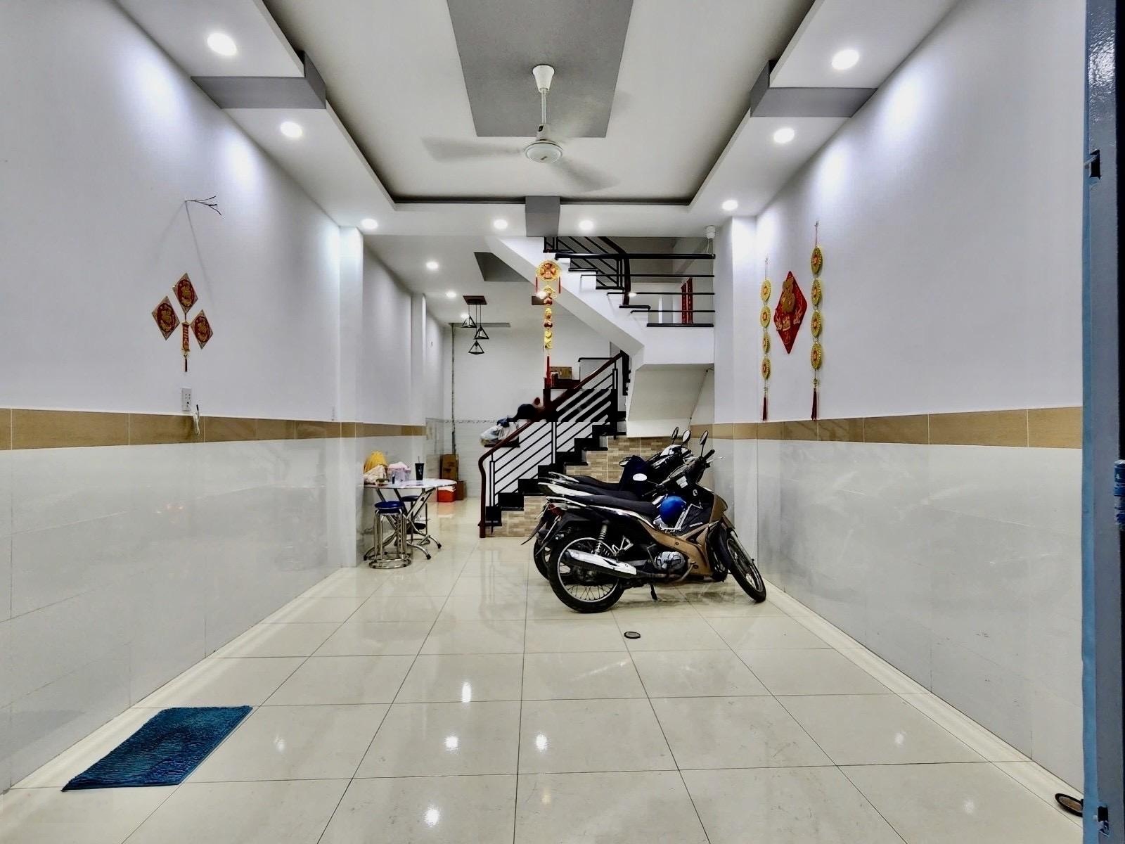 Bán nhà lê đình thám tân phú, 3 tầng btct 3pn sổ vuông giá chỉ 5.5 tỷ