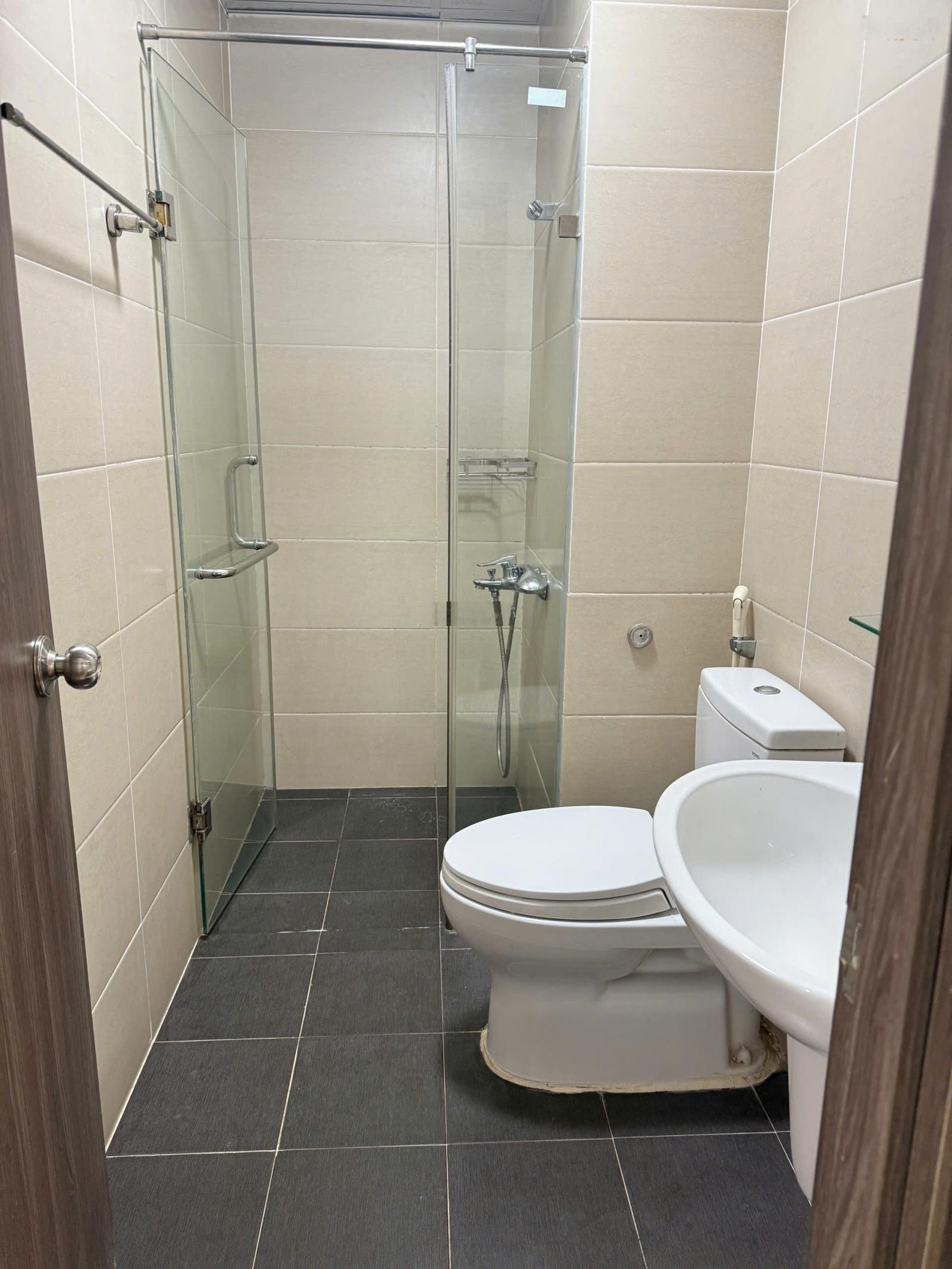 Do chuyển công tác cần bán căn hộ đồ nội thất mới chưa dùng,sổ sẵn gd,lh xem nhà : 0978906492