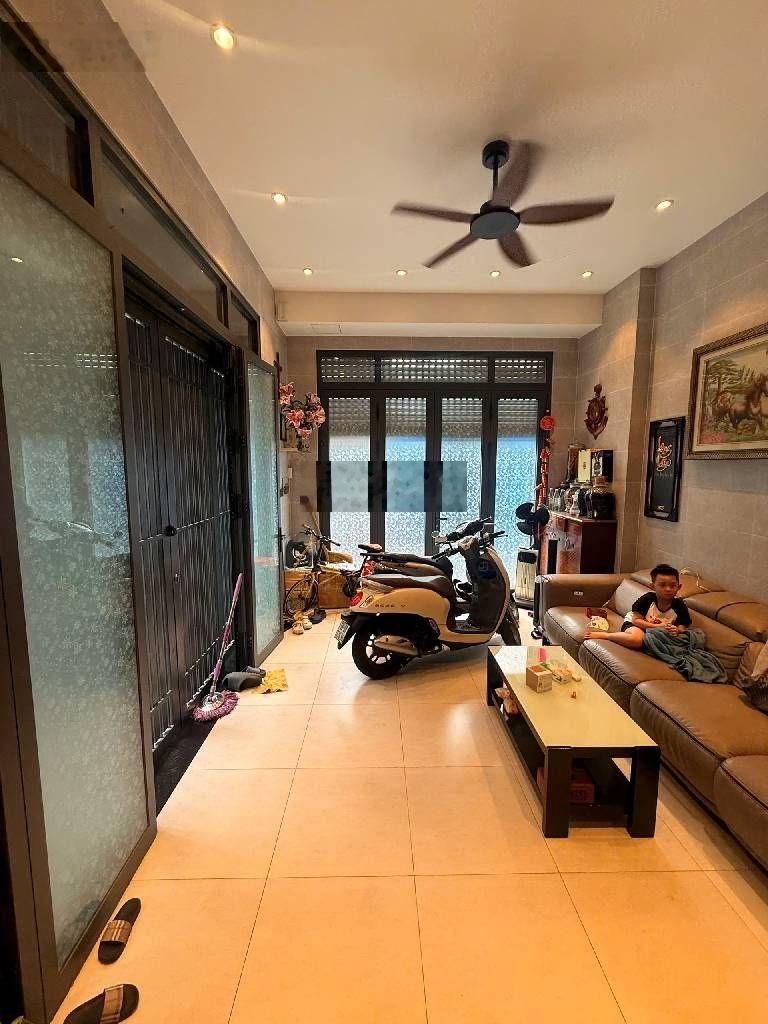 Bán gấp nhà lô góc 2 mặt tiền - 3 tầng đúc mới tinh.không lộ giới,hẻm xe hơi thông