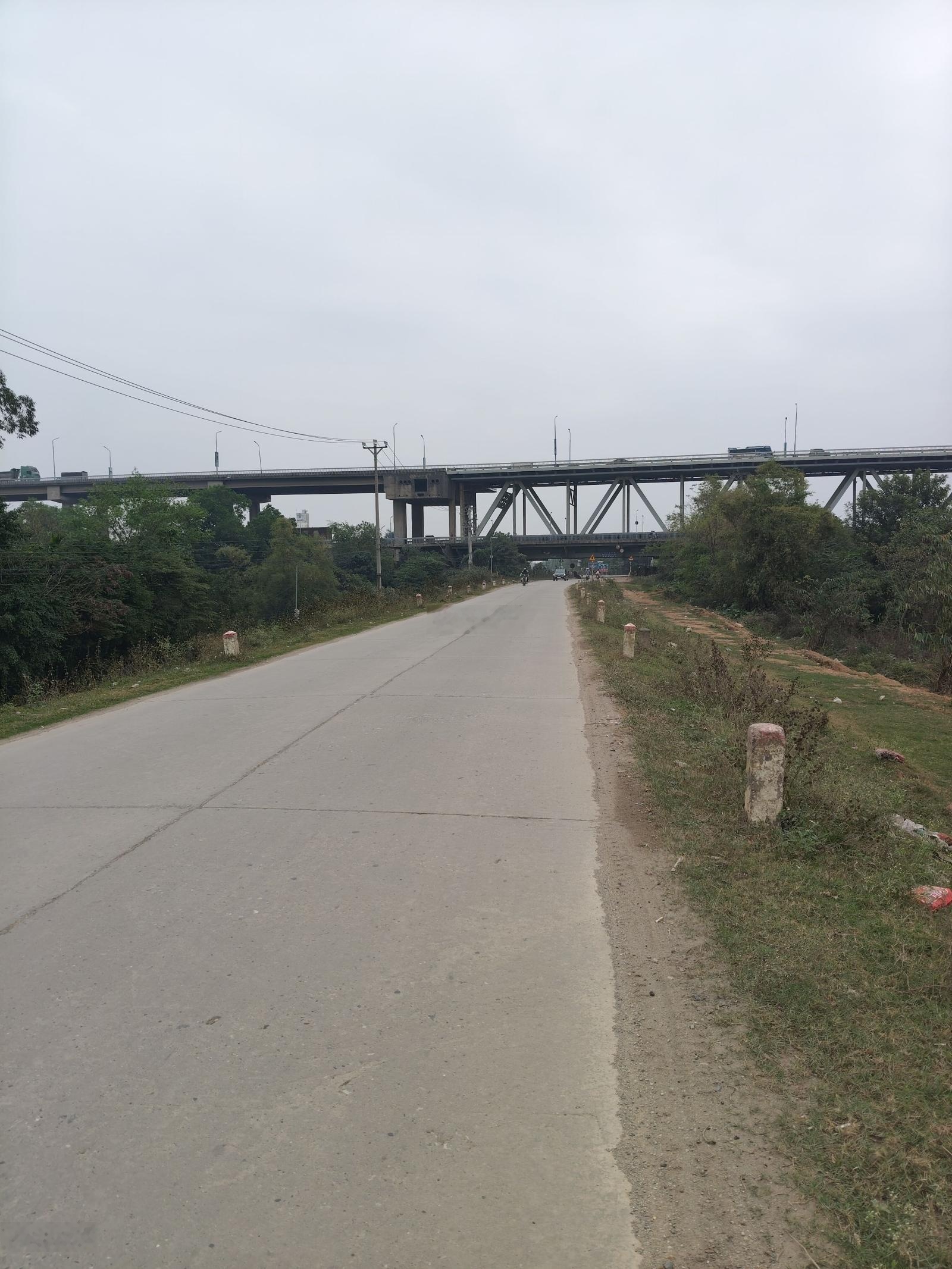 Nhà 3 tầng mới tinh full nội thất oto vào nhà view công viên & cầu thăng long ở ngay ho