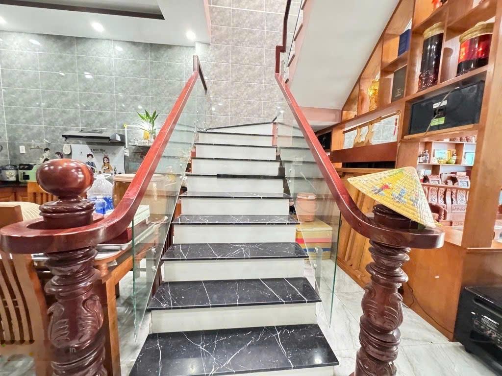 Nhà đẹp 3 Tầng, (6.5x22) 139m2, Ngay cạnh Đỗ Xuân Hợp, chợ 339 Phước Long B, Q9, SHR