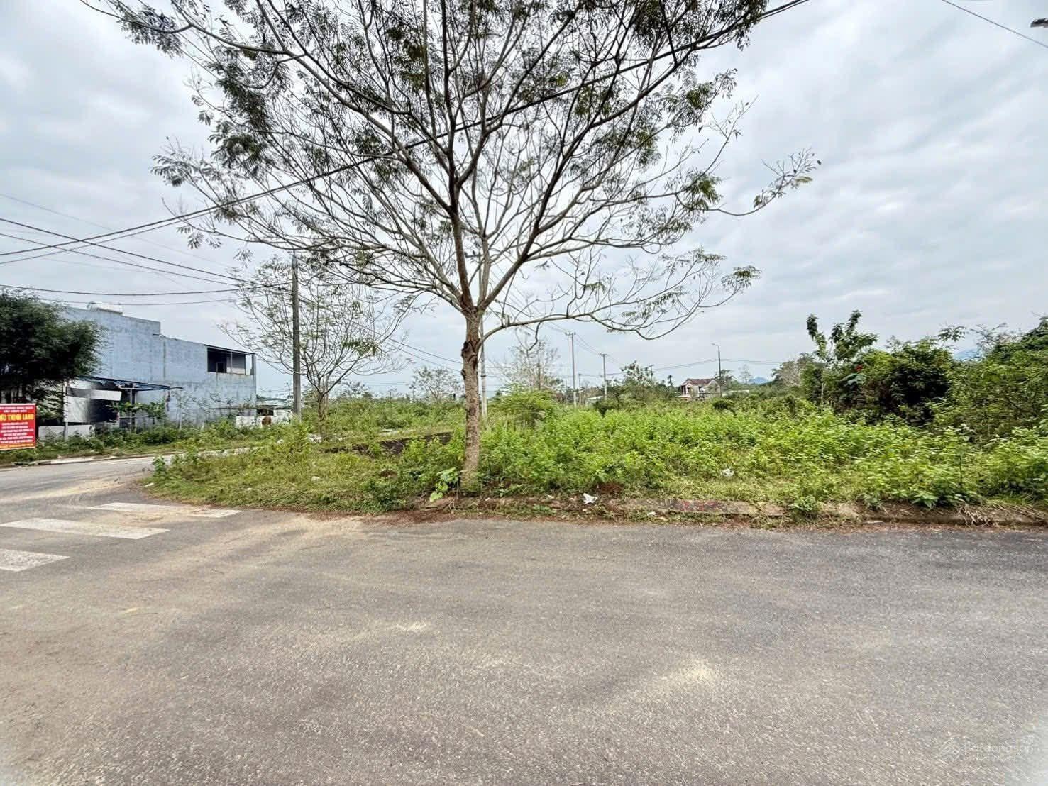 Bán lô gần góc ngã 4 vị trí đẹp view kênh, tái định cư nam nhà vườn, 125m2.