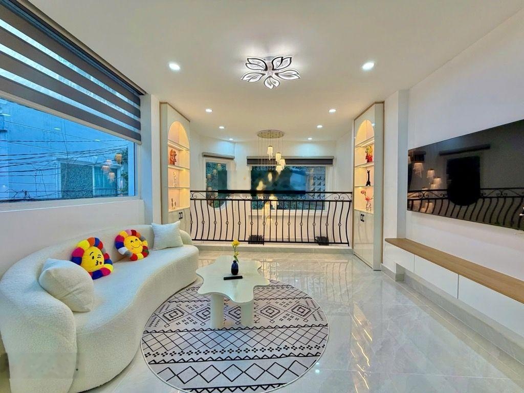 Siêu phẩm nhà đẹp Huỳnh Văn Bánh, 5 tầng, full nội thất đẹp vào đón Tết ngay