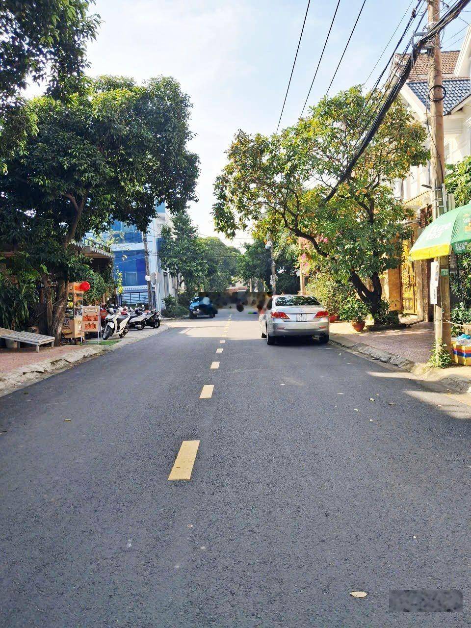 Trung tâm quận 9, ngay đình phong phú. lô góc 2 mặt tiền, hẻm nhựa xe tải tránh, giá chỉ 7.4 tỷ