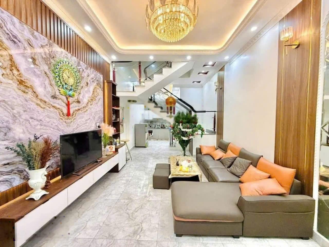 Bán nhà lạc long quân,40m ,5 tầng,ô tô 7 chỗ đỗ đầu ngõ,nôi thất full, sát hồ tây,ngõ thông