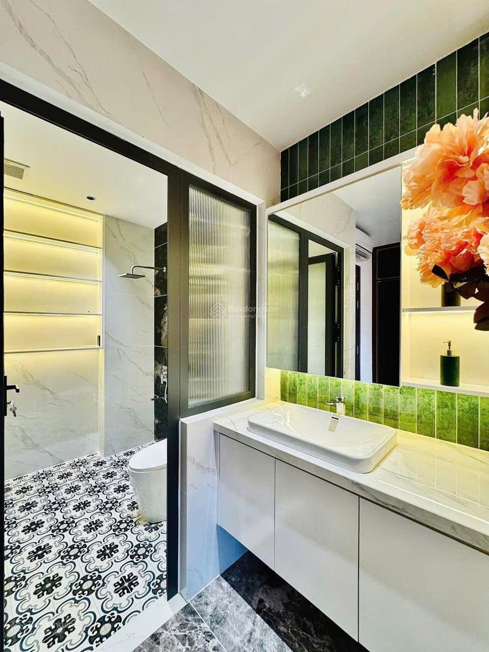 Bán nhà võ chí công,4 tầng,full nội thất,ô tô cách 50m, ngõ thông, sát hồ tây,tiện ích xung quanh