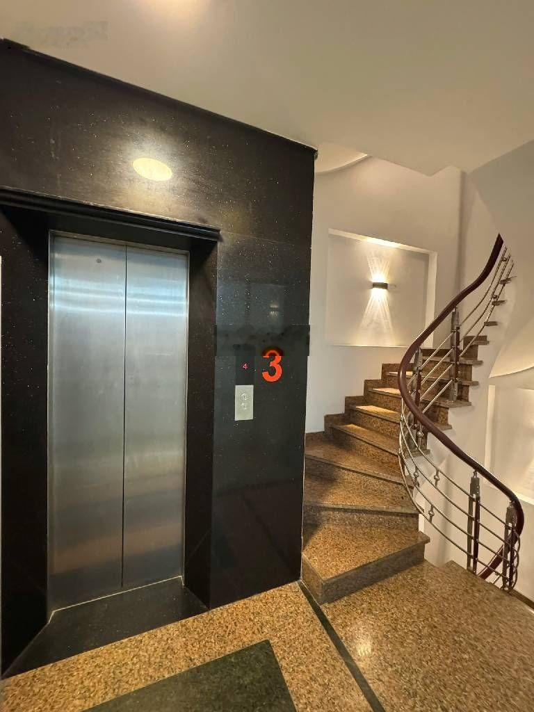 Bán nhà mặt hồ Phương Mai, diện tích 65m2 x 8 tầng thang máy, mặt tiền 5,7, giá 34,9 tỷ