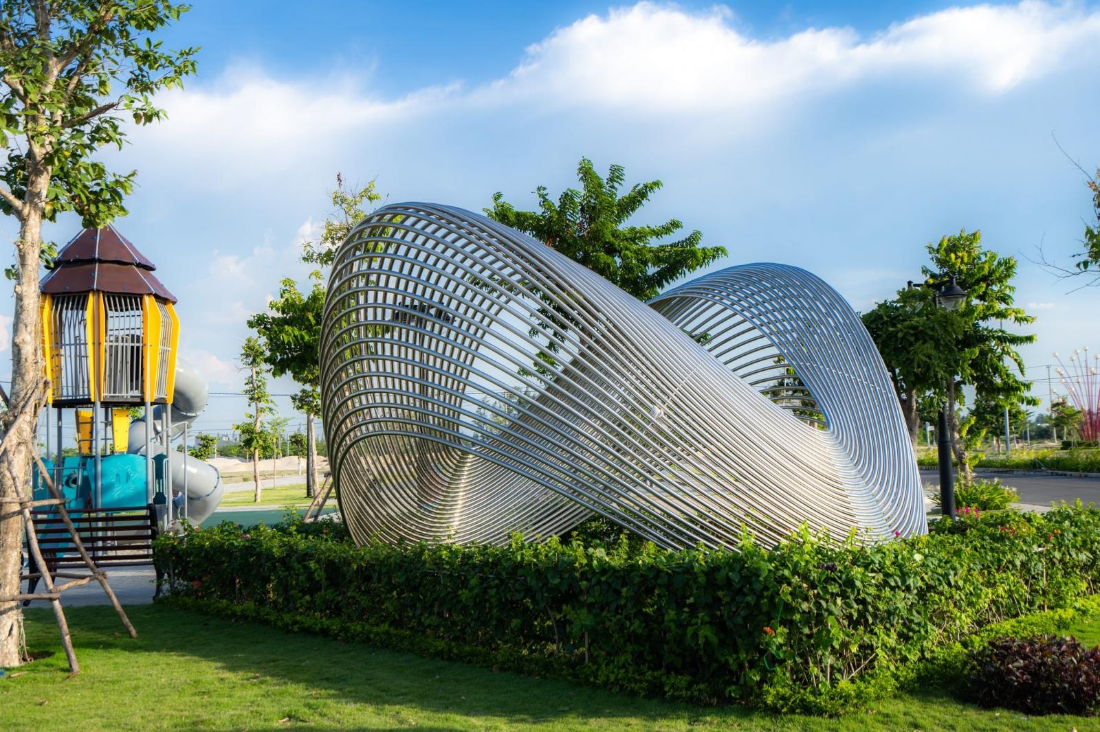 Biệt thự góc 4 tầng, 7 phòng, giá 12 tỷ, 200m2. Có hồ bơi, thang máy, điện năng lượng mặt trời.