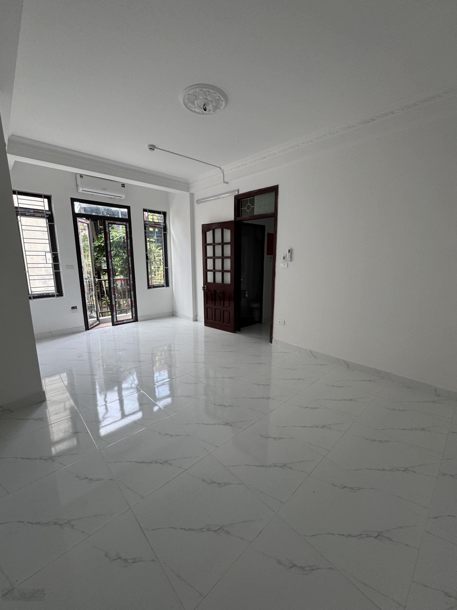 Cho thuê nhà khu Nam Đồng. Diện tích 70m2 - 3 tầng, nhà mới sửa sang sạch đẹp, 12tr/th