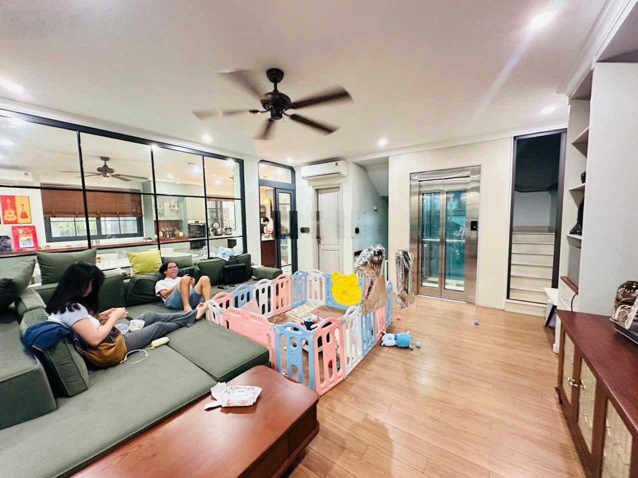 Đỗ Nhuận - Cạnh công viên, 125m2, 5 tầng thang máy, mặt tiền 10m, lô góc, ô tô tránh, 34.8 tỷ