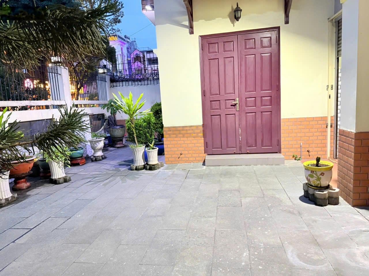 Bán biệt thự MT đường Số 28 - Khu Tên Lửa - Bình Tân. DT: 10x18,5m (3 tầng). Giá: 25,5 tỷ