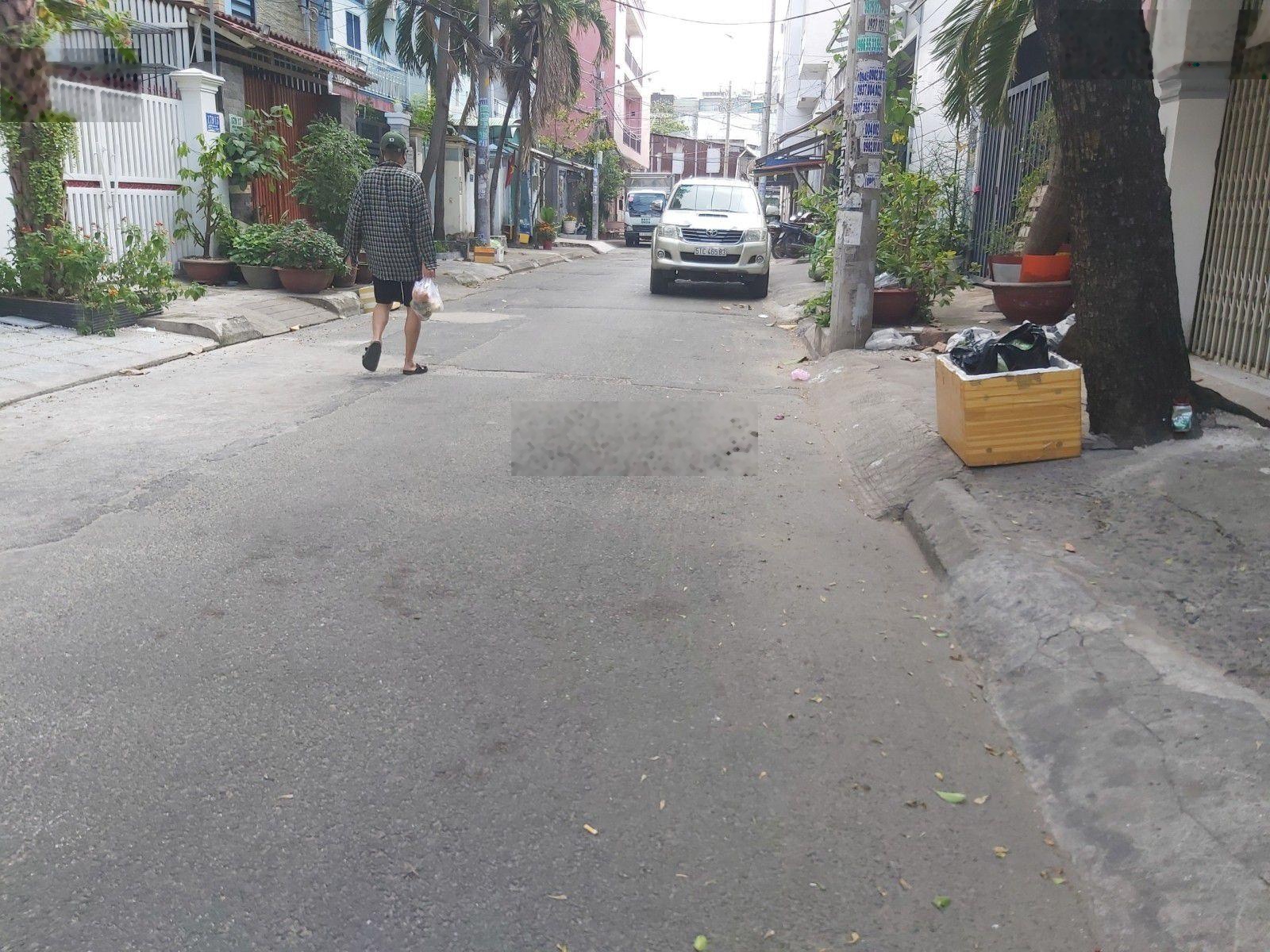 Ngay Đầm Sen Lũy Bán Bích lúc này 80m2. Giảm từ 10 tỷ xuống 7,5 tỷ để bán trong Tết. Tặng nhà cũ