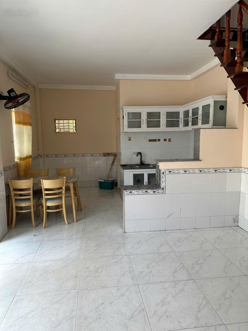 Nhà Trệt Lầu 2 Mặt Tiền hẻm xe hơi 40m ra MT Phạm Văn Đồng, cho thuê giá 9 triệu