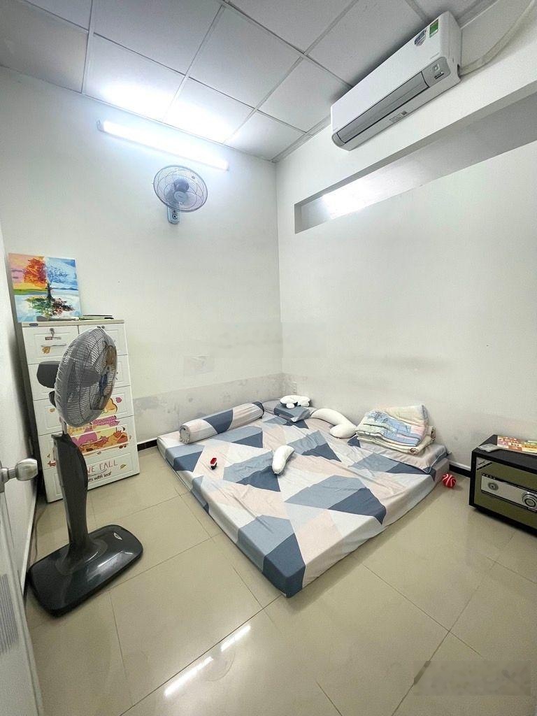 Bán Nhà Cấp 4, Tiện Xây Mới, Lạc Long Quân, Tân Bình, Hẻm Xe Hơi Tránh - Chỉ 8.1 Tỷ.