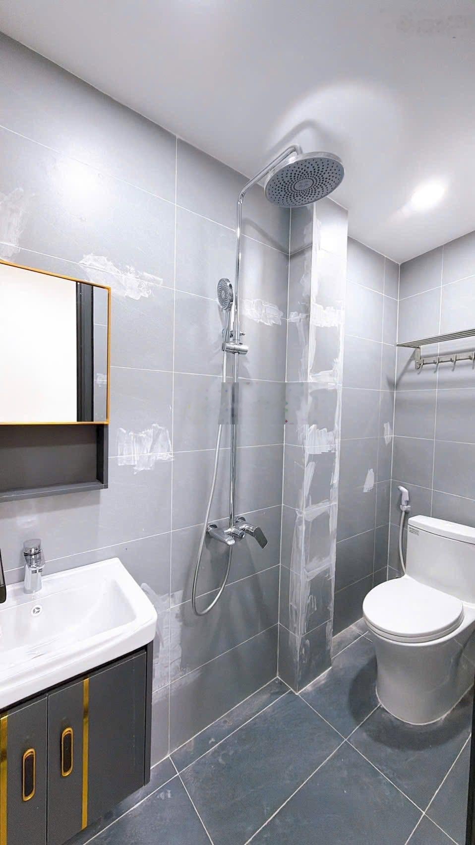 Bán chdv 7pn mới đẹp 5 tấm tại q4 giá 6 tỉ 490 cách mt tôn đản 10m vị trí 1/ sổ riêng khu dân cư