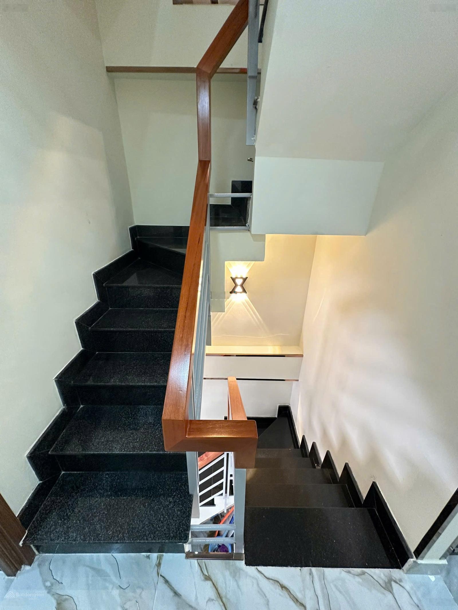 Hẻm xe hơi Trần Bình Trọng, Q5 3 tầng, sân thượng, 3PN-2WC, diện tích 23m2, giá 5,7 tỷ còn TL!