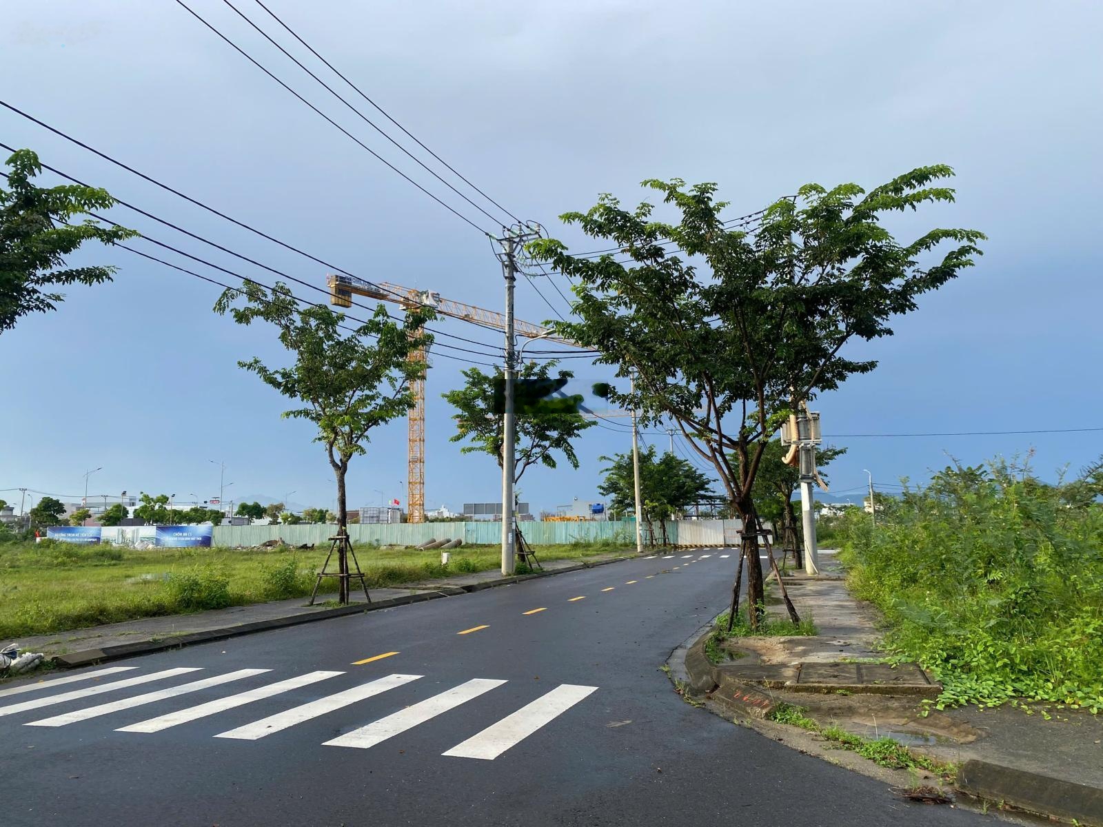 Hàng độc quyền lô góc Đầm Sen đối diện công viên