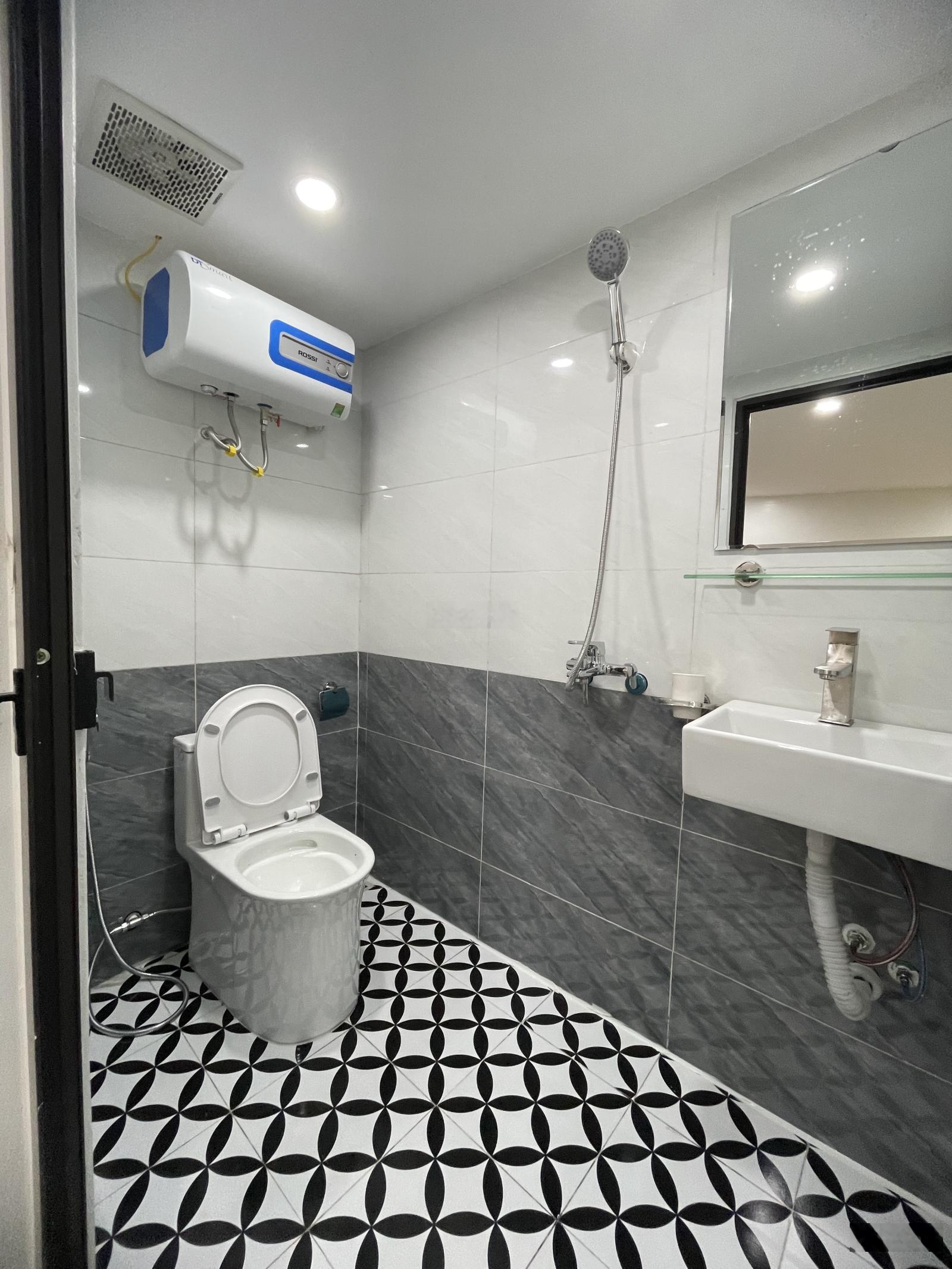 Bán căn tập thể MỚI ĐẸP ĐÓN TẾT tầng 3 phố Quỳnh Mai sổ đỏ riêng 54/120m2 đầy đủ công năng 5.4 tỷ