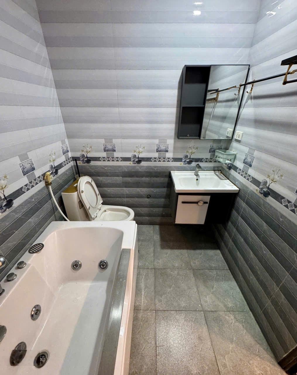 Chủ nhà cần tiền - Bán đất tặng nhà 6 tầng tại Đồng Xép, Bắc Ninh