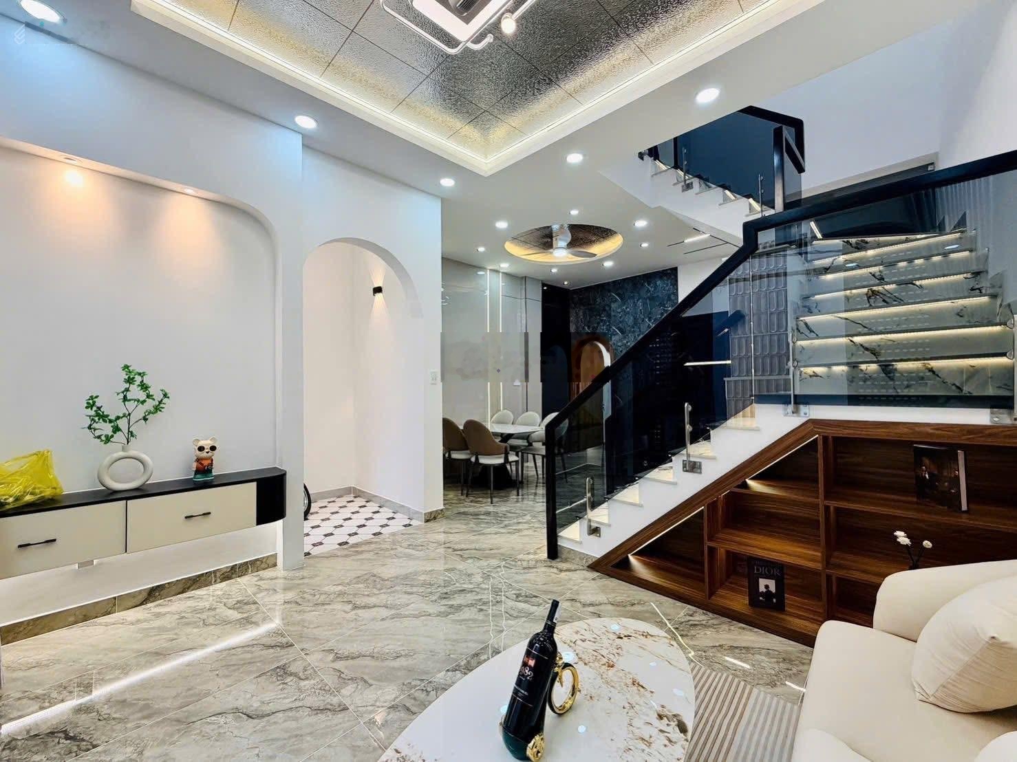 Nhà ngang 6, kết cấu 2 tầng gồm 3 pn, có sân đậu xe, giá chỉ 5 tỷ 99, tổng dt: 66m2, tặng nội thất