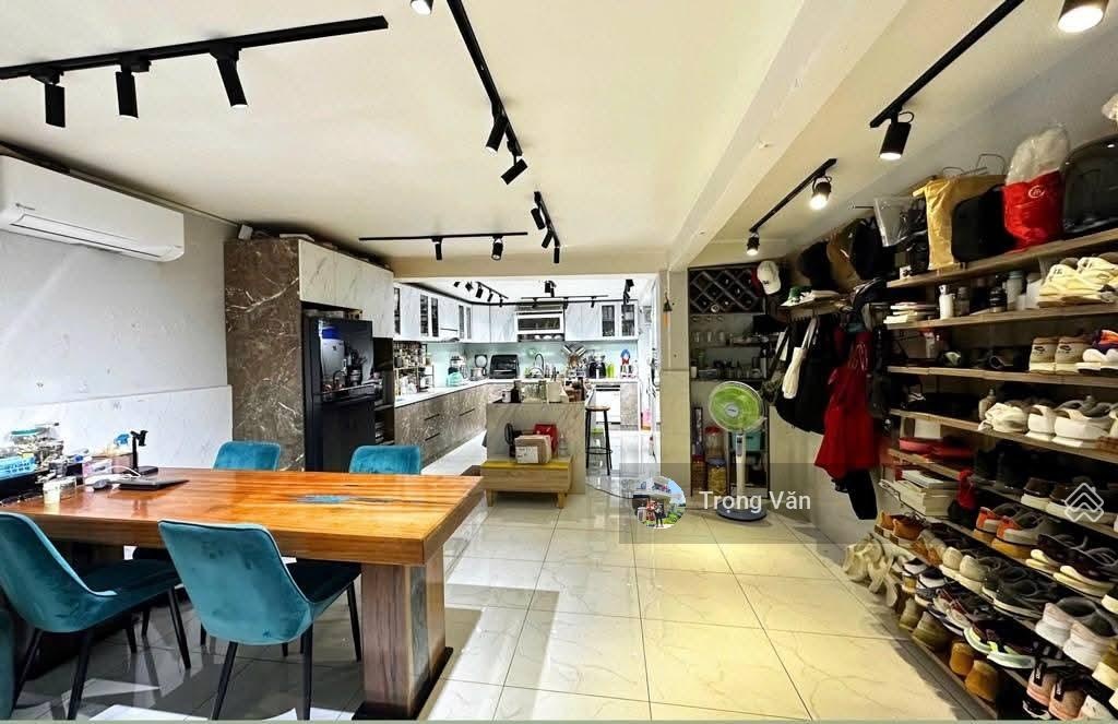 Nhà Bến Vân Đồn diện tích lớn - 72m² (4,84m x 15,9m). Chỉ 9,3 tỷ