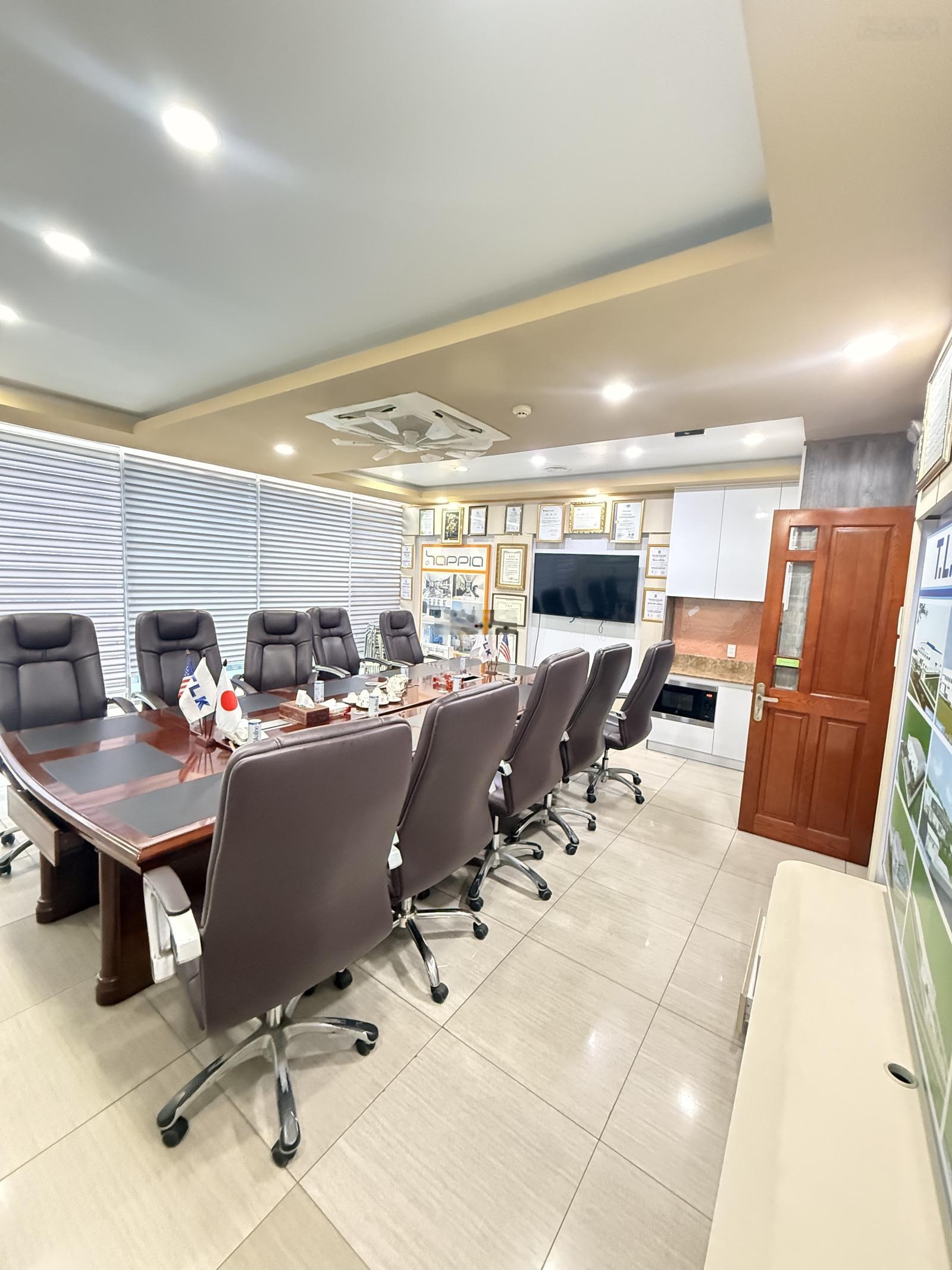 Toà nhà văn phòng ốp kính Thành Thái, P. 12, Quận 10