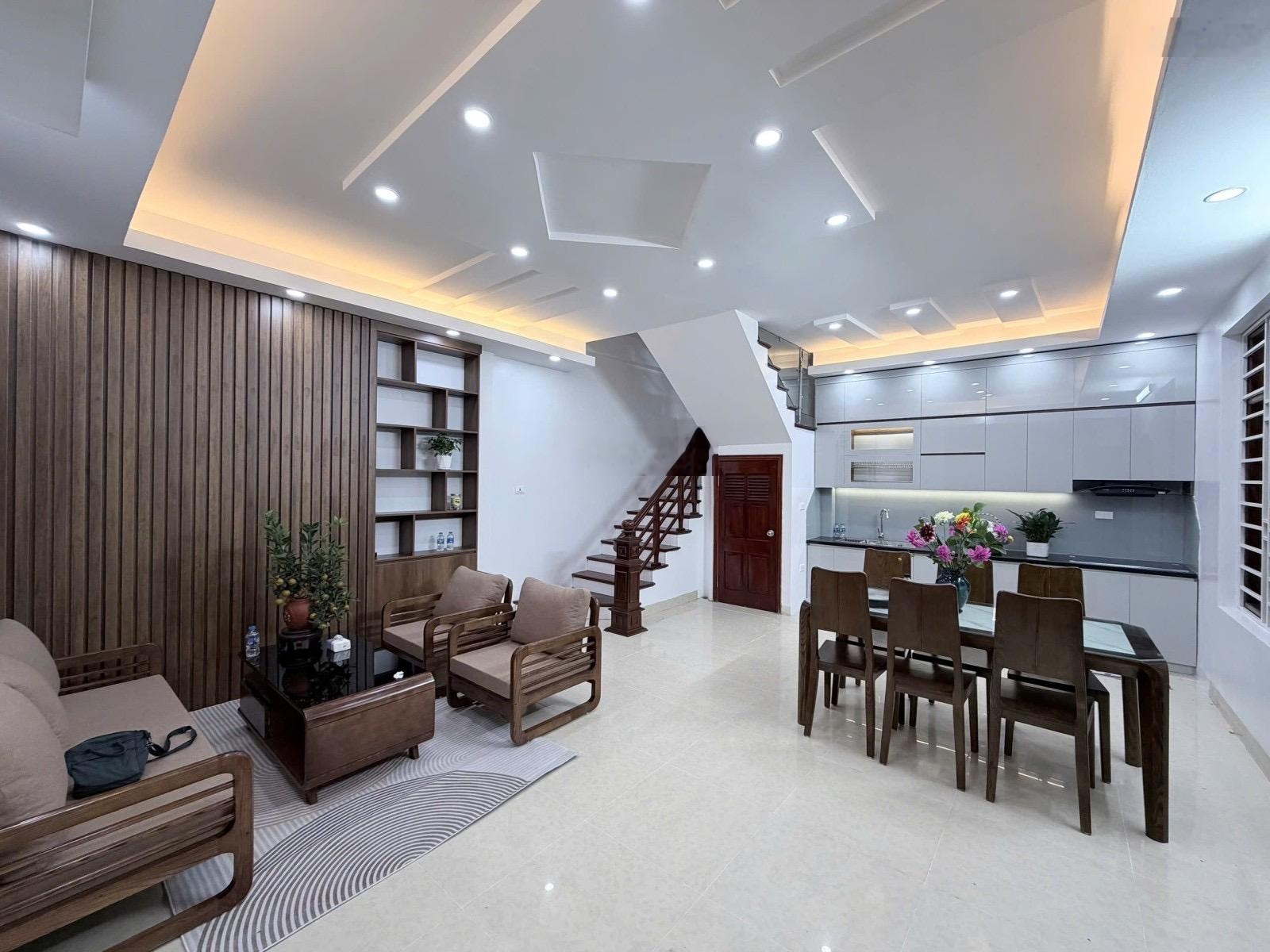 Bán Nhà Võng Thị Tây Hồ 45M-5 tầng- Lô góc thoáng- 50M Ra Bờ hồ-5m ra Oto