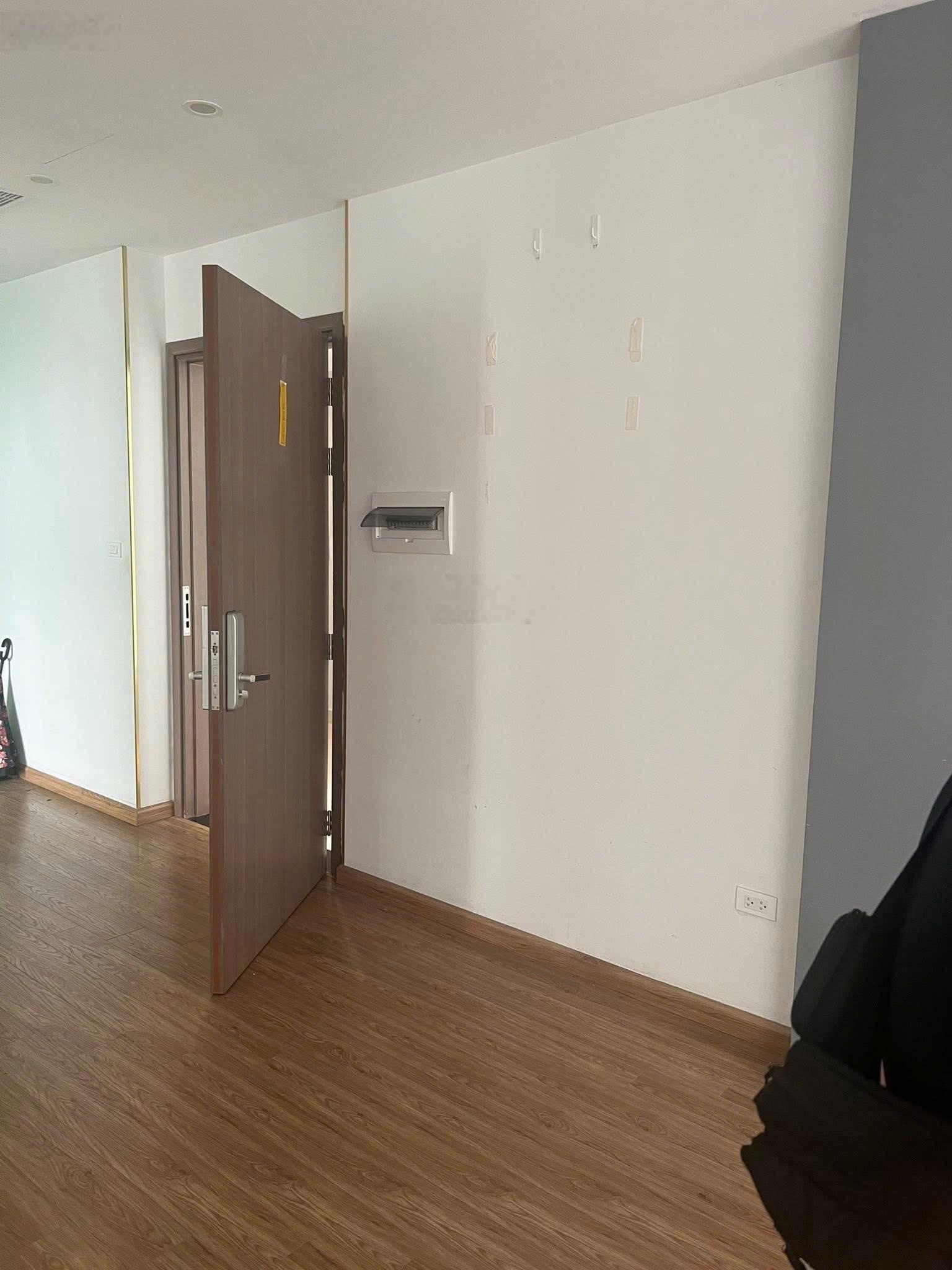 Cần bán căn 2 phòng ngủ tòa G3 diện tích 53,3m2 nhà nguyên bản giá 5,3 tỷ. LH 0867893823 xem nhà