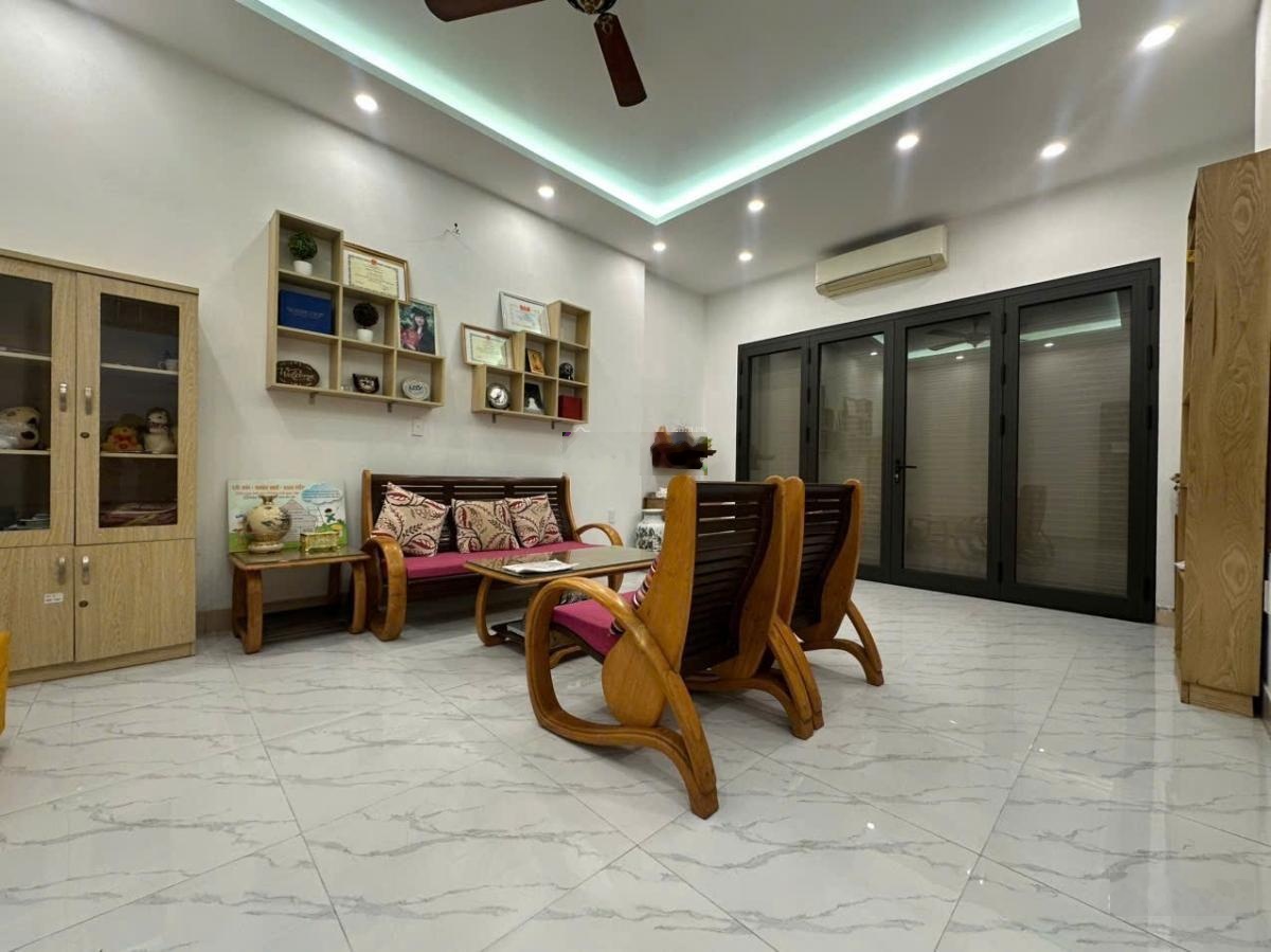 Chính chủ bán nhà Võng Thị, khu phân lô, ô tô vào nhà, 2 phút ra Hồ Tây, mặt tiền rộng