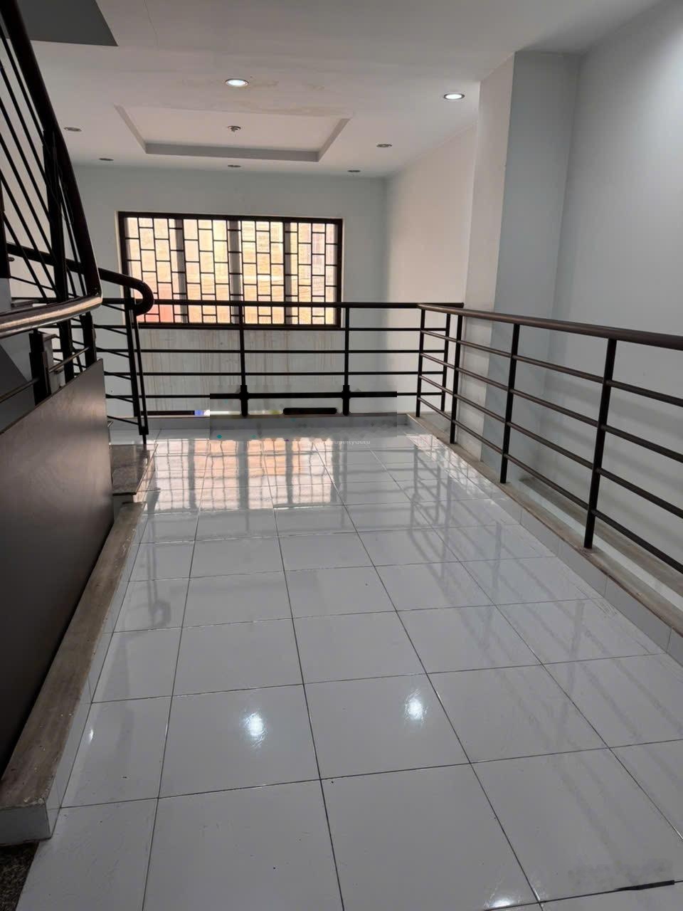 Hẻm 8M xe hơi đậu trong nhà, 4 tấm 4x18m,giá nhà chỉ bằng giá Đ.ất, sửa mới lại bán 7 tỷ