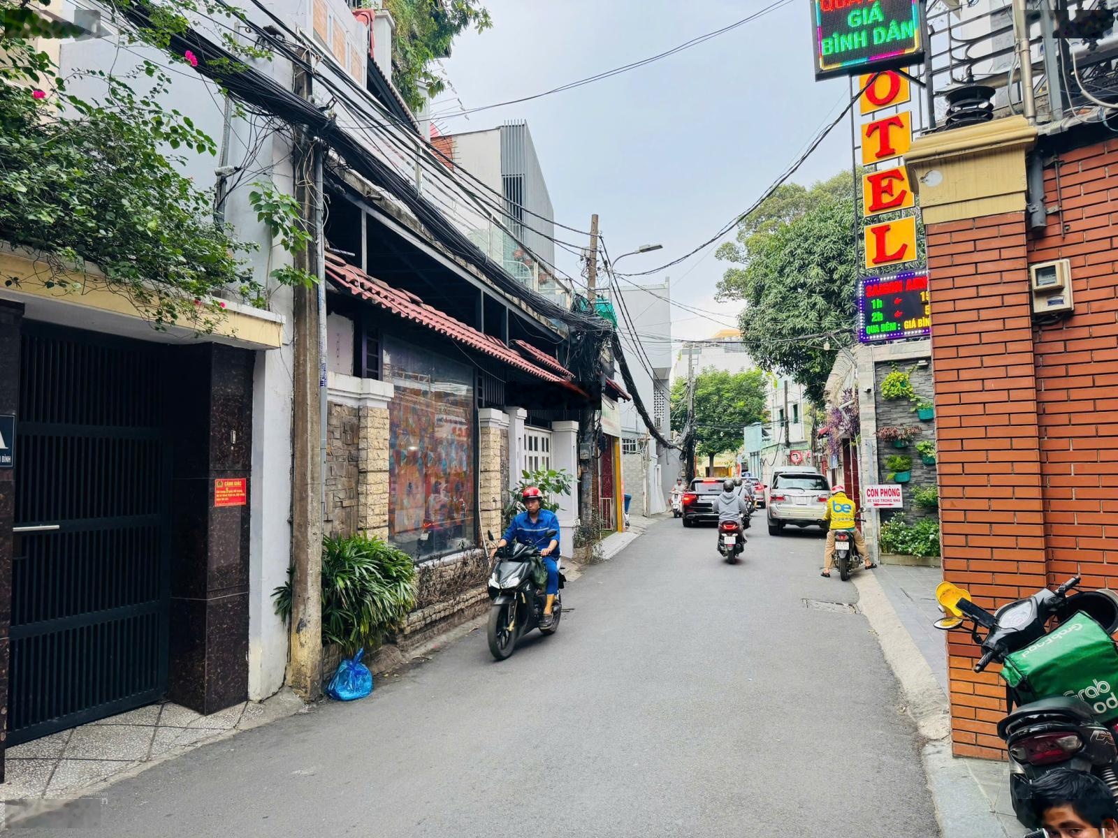 Bán nhà hẻm vip Hoàng Văn Thụ, Phú Nhuận - DT: 8x30m - hầm 4 tầng - DTS: 720m2 - giá 45 tỷ