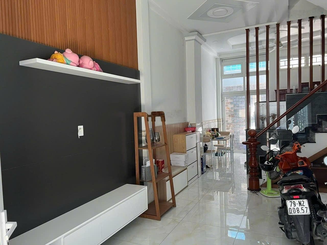 Hiếm! Nhà đẹp sát MT Phú Định-4 tầng đẹp 4PN 3WC - 4.4x11.5m vuông đẹp-gấp chỉ giá 5.9T xem ngay