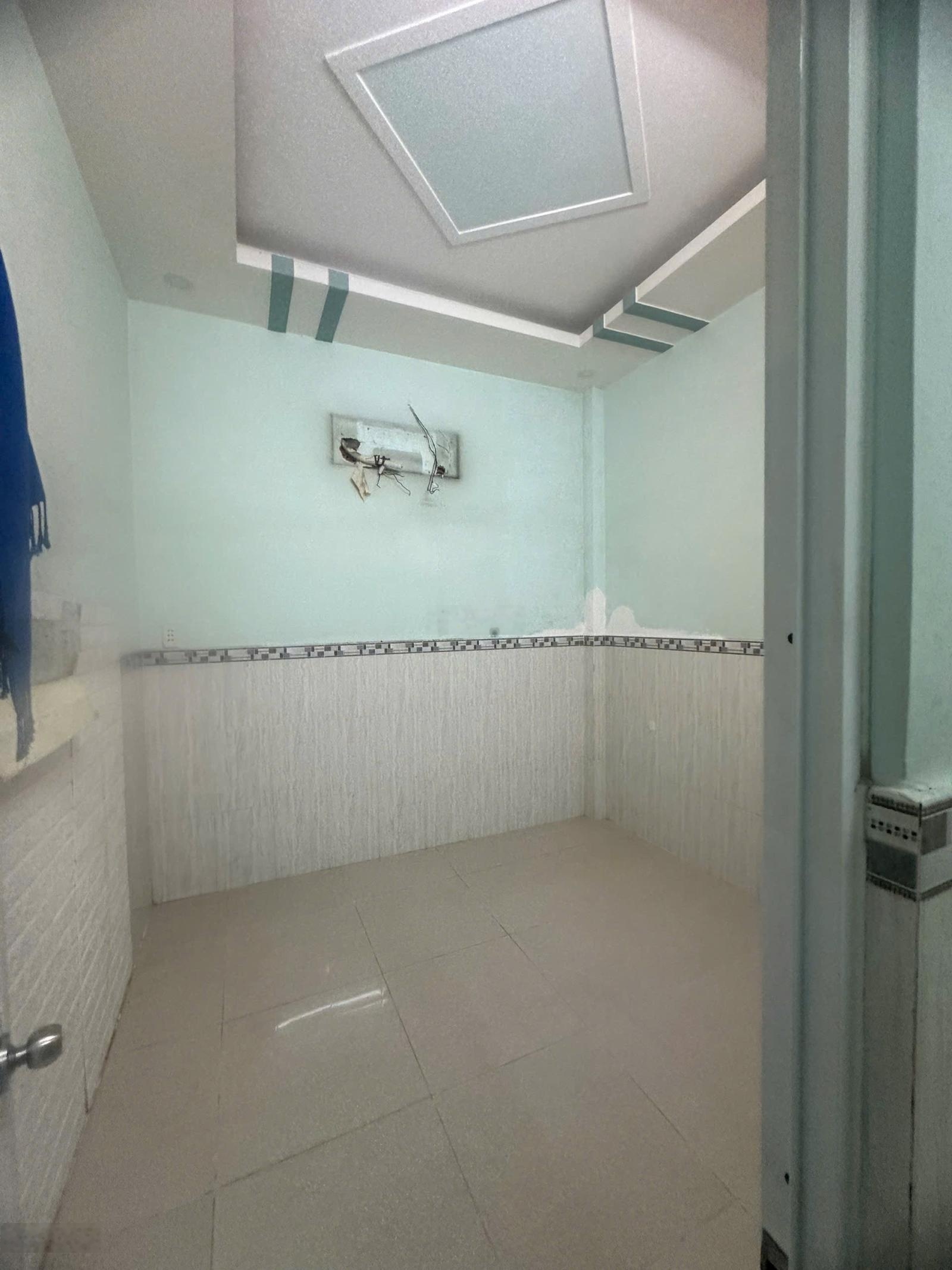 Chủ Gửi Bán Nhà Ngay Aeon Tân Phú - DT 4x16m , Cấp 4 - Đang Cho Thuê - Hẻm Xe Hơi Ra Vaod