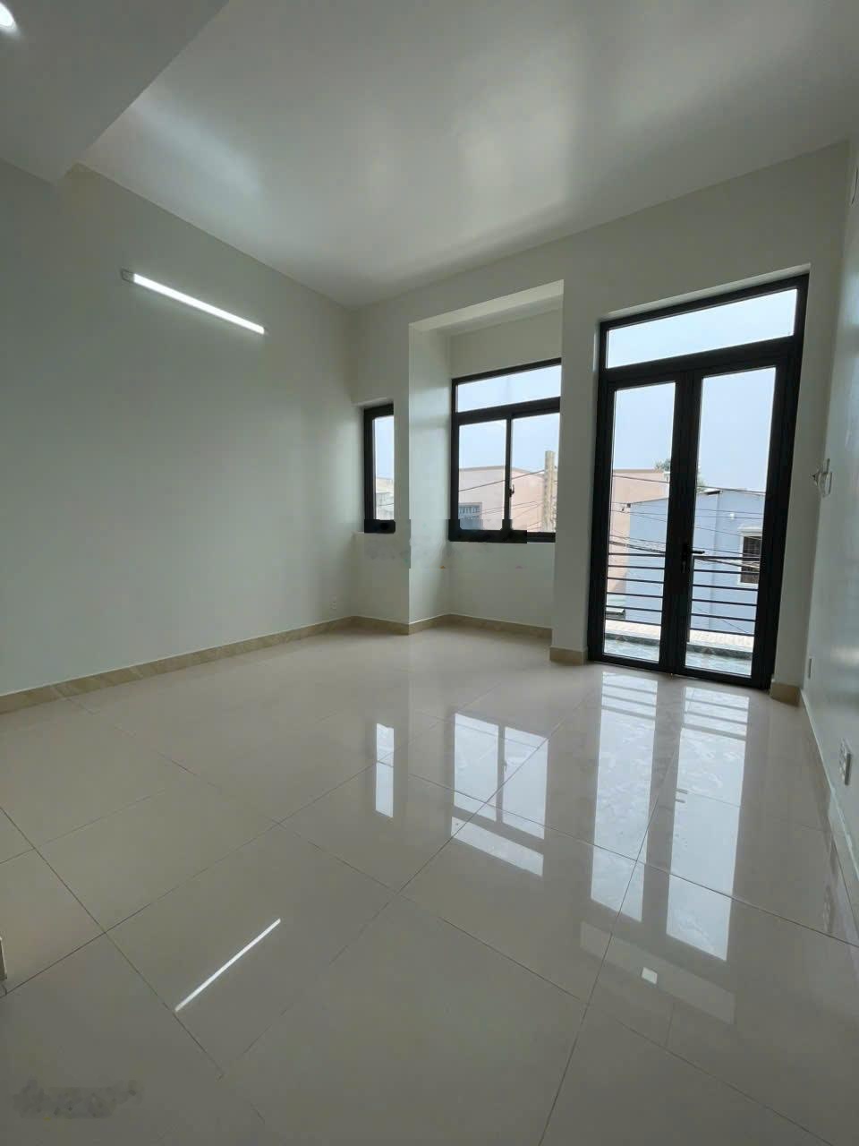 Nhà 1 trệt 2 lầu giáp ql1k phường đông hoà tphcm đường 3.5m thông.