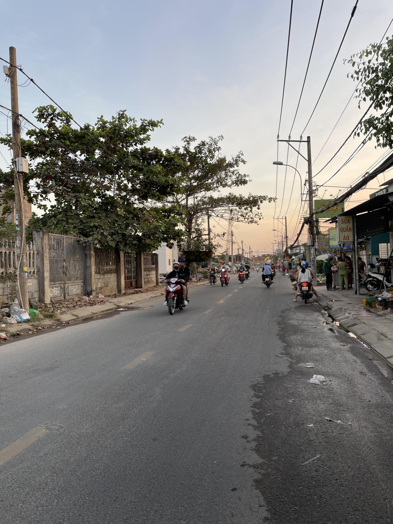 Bán đất mtkd lê văn lương nhà bè. dt 500m2. 10 x 50. 300m thổ cư. chưa đến 50tr/m2.