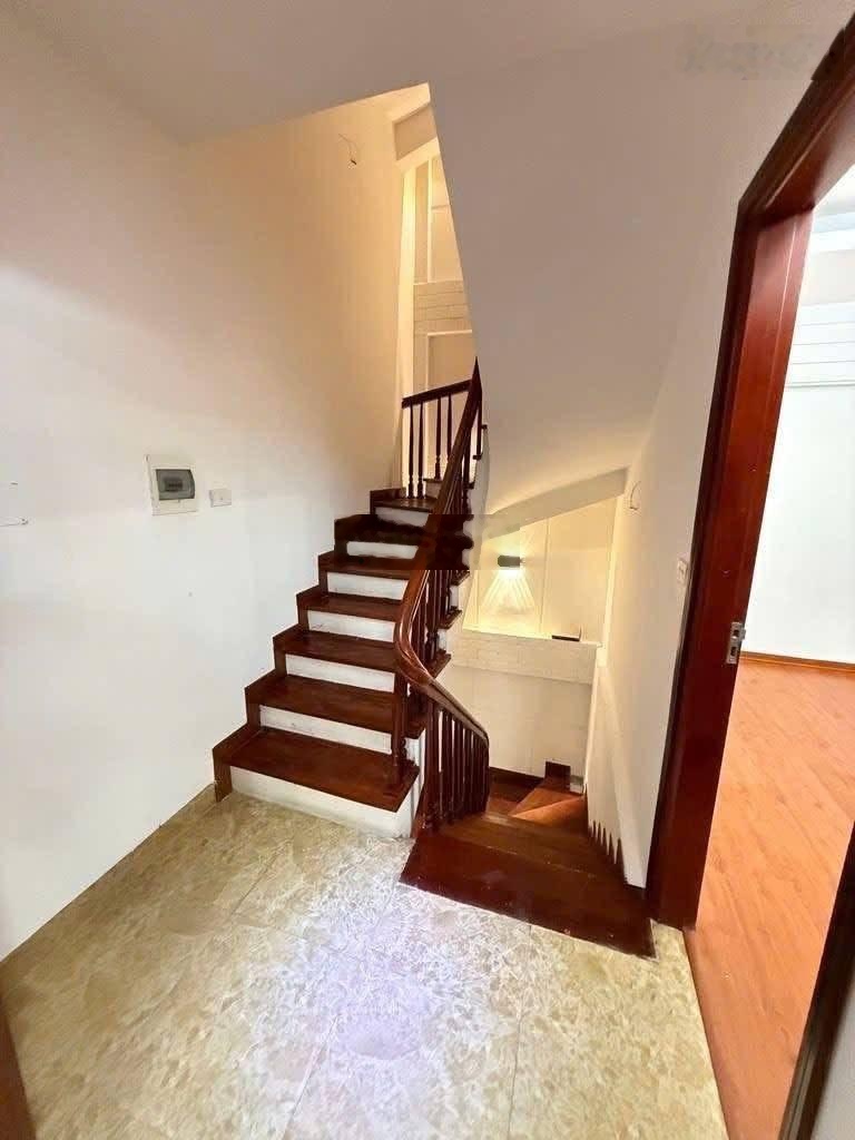 Bán nhà Hoàng Hoa Thám nhà phân lô 2 thoáng , ngõ thông rộng , kinh doanh tốt .