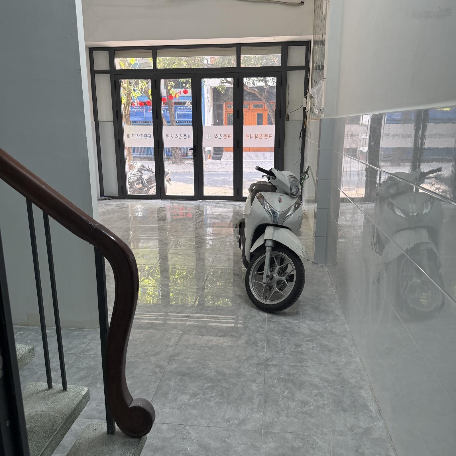 Cho thuê nhà đường Bàu Cát 2, đường rộng 20m