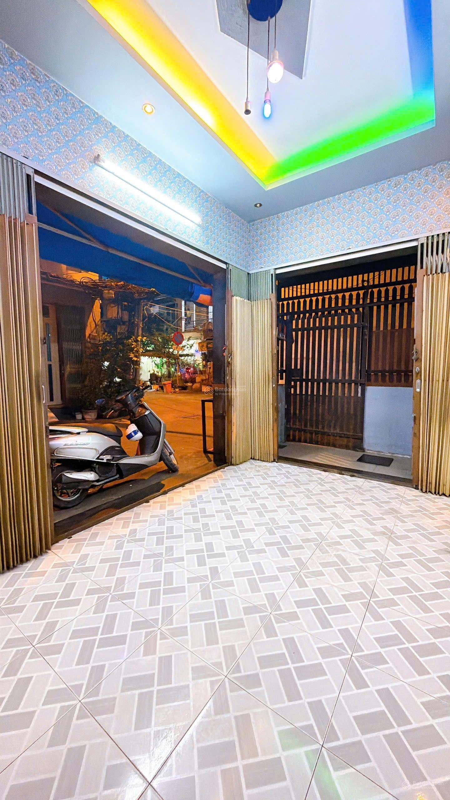 Góc 3 mặt tiền Cách đường Tân Vĩnh chỉ 10m, 3 xe 7 chỗ đậu trước nhà