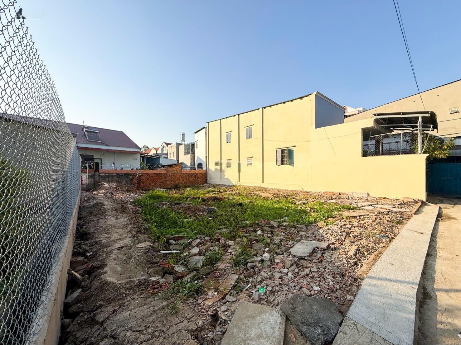 Chủ gởi bán lô đất (DT: 68m2) sổ riêng thổ cư 100% ngay chợ P. Bửu Hoà. Giá chỉ 1,680 tỷ