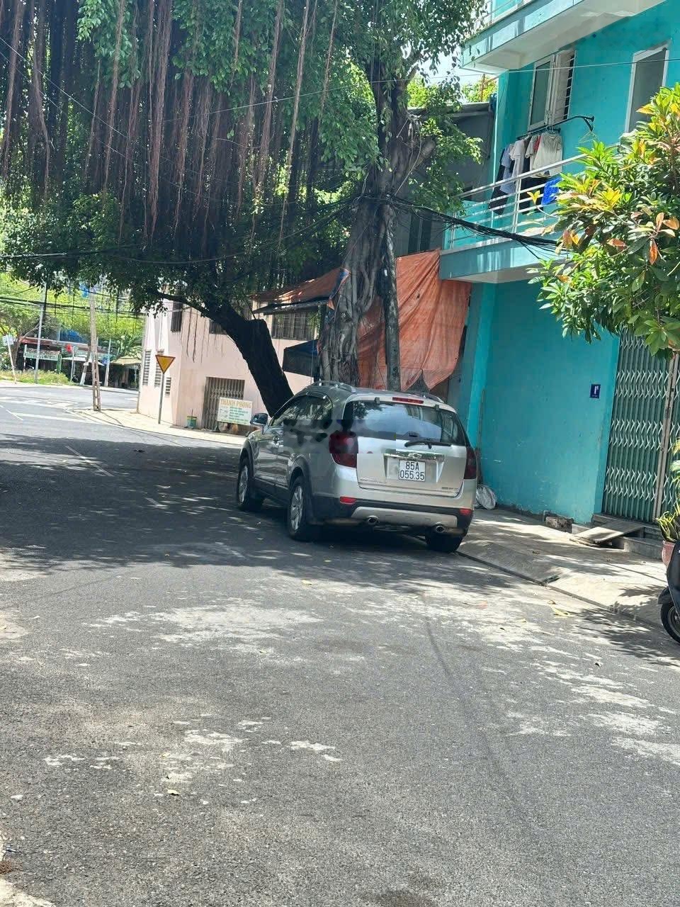 Bán đất tặng nhà cấp 4 đường ấp bắc khu thánh gia phường nha trang ra bãi tắm 300m