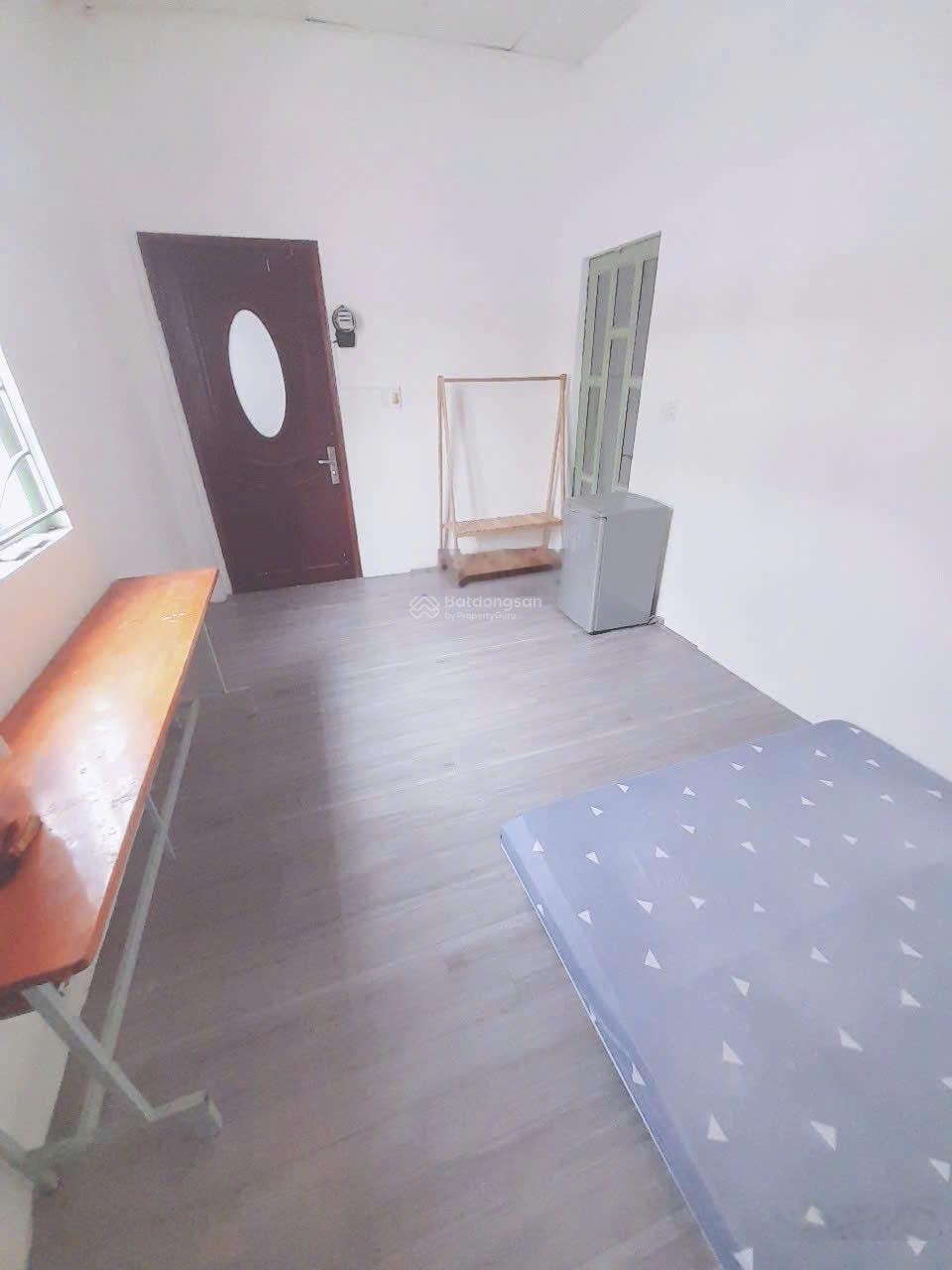 Phòng trọ giá rẻ trung tâm Tân Phú, đầy đủ nội thất, cửa sổ thông thoáng