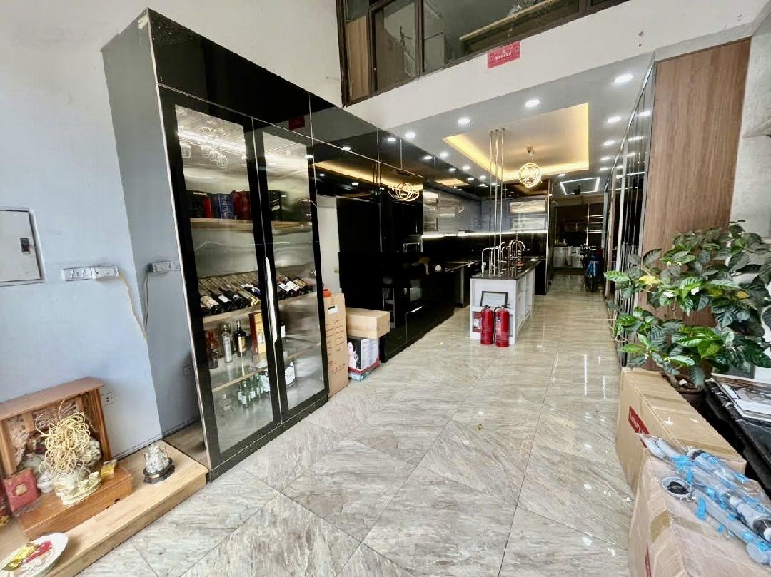 Nhà mặt phố đàm quang trung huyết mạnh giao thông trung tâm quận long biên- 81 m- xây 5 tầng- mặ