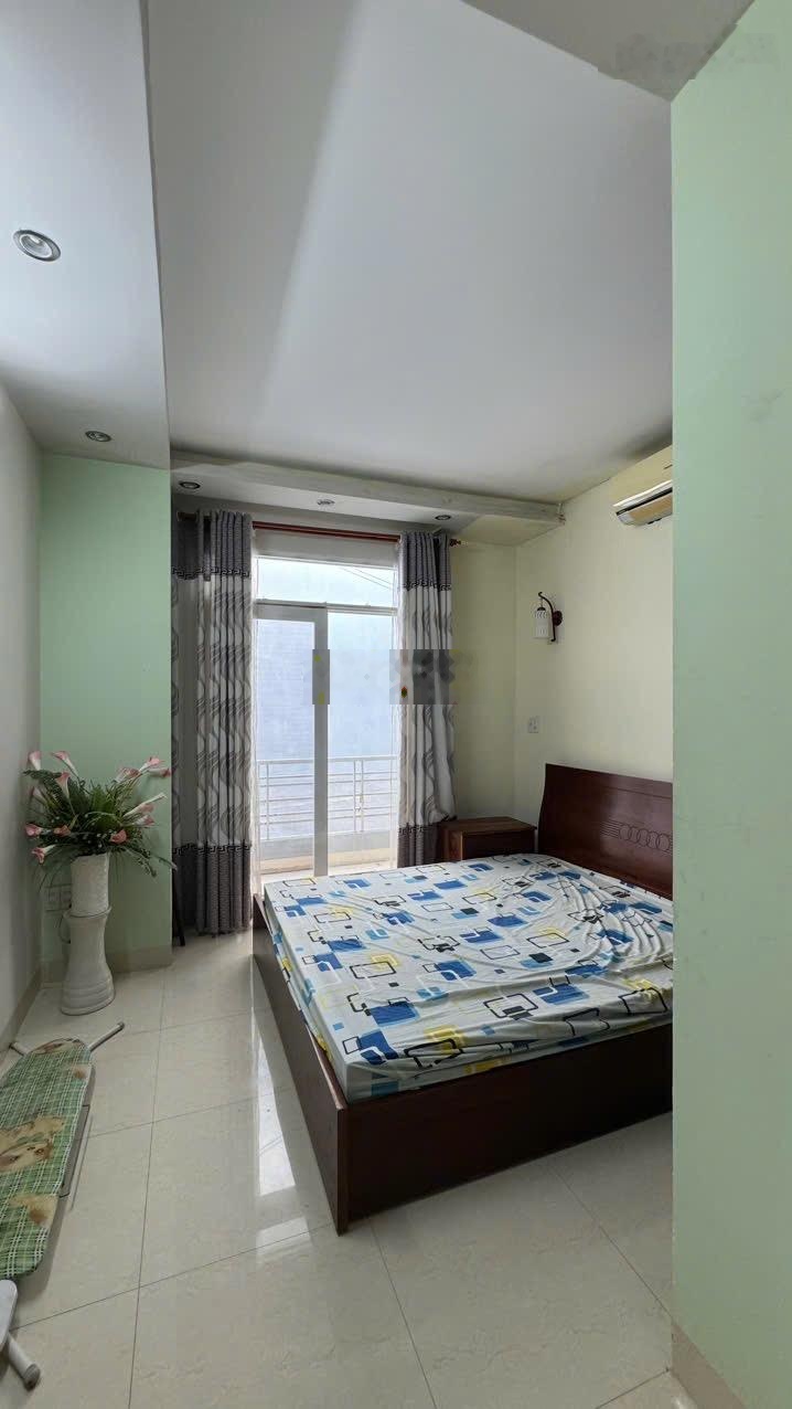 Bán đất trung tâm đường ô tô gồm 2 căn nhà 1 lầu trên đất, gần chợ, trường học