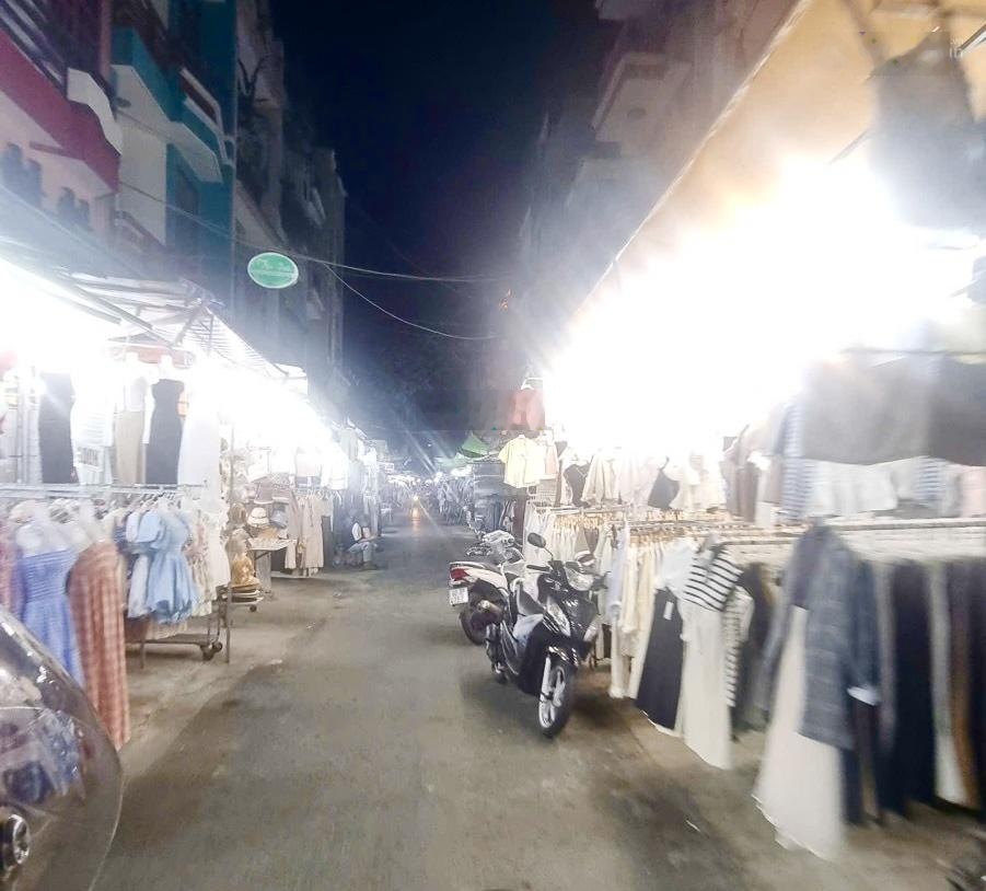 Bán gấp nhà kinh doanh ngay cổng chợ đêm Hạnh Thông Tây đường 10m 4tầng 65,2m2 9,99tỷ Quang Trung