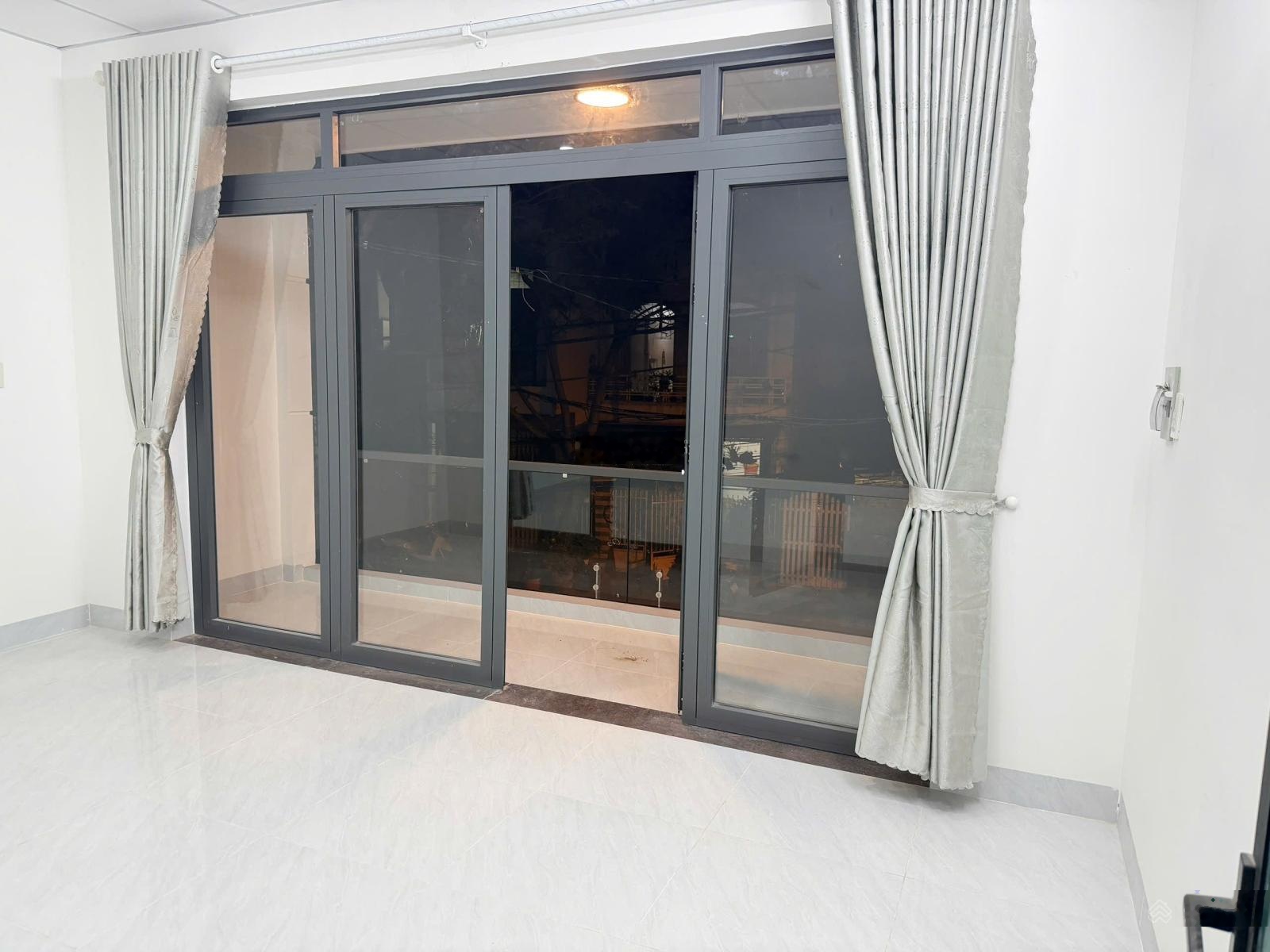 Bán nhà mặt tiền kinh doanh đường Vạn Hòa gần chợ đầm, biển, giá 9,3 tỷ