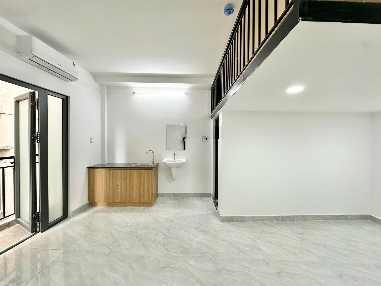 Phòng gác 30m2 BAN CÔNG có máy lạnh bếp, thang máy, máy giặt gần CVPM Quang Trung và Tô Ký